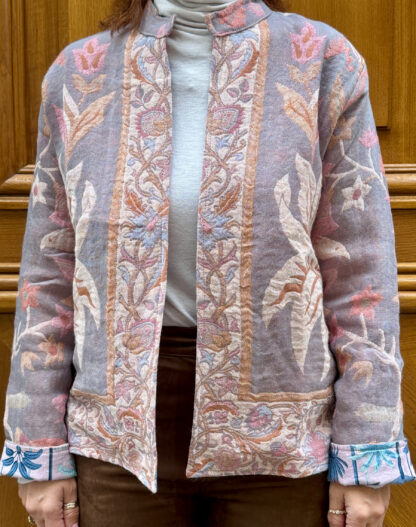 Veste Vira Micasasté portée de face, en laine mauve avec touches de rose pâle.
