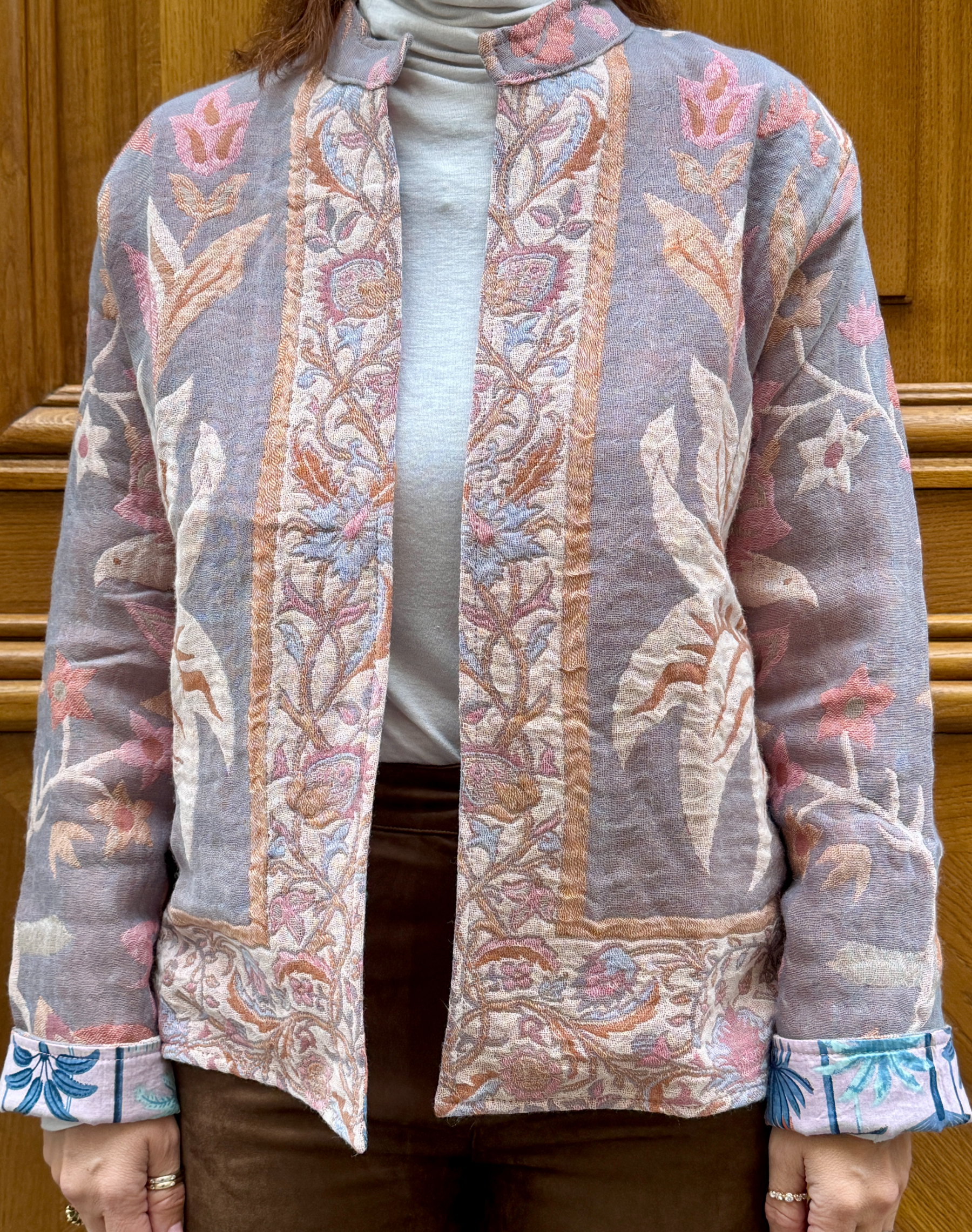 Veste Vira Micasasté portée de face, en laine mauve avec touches de rose pâle.