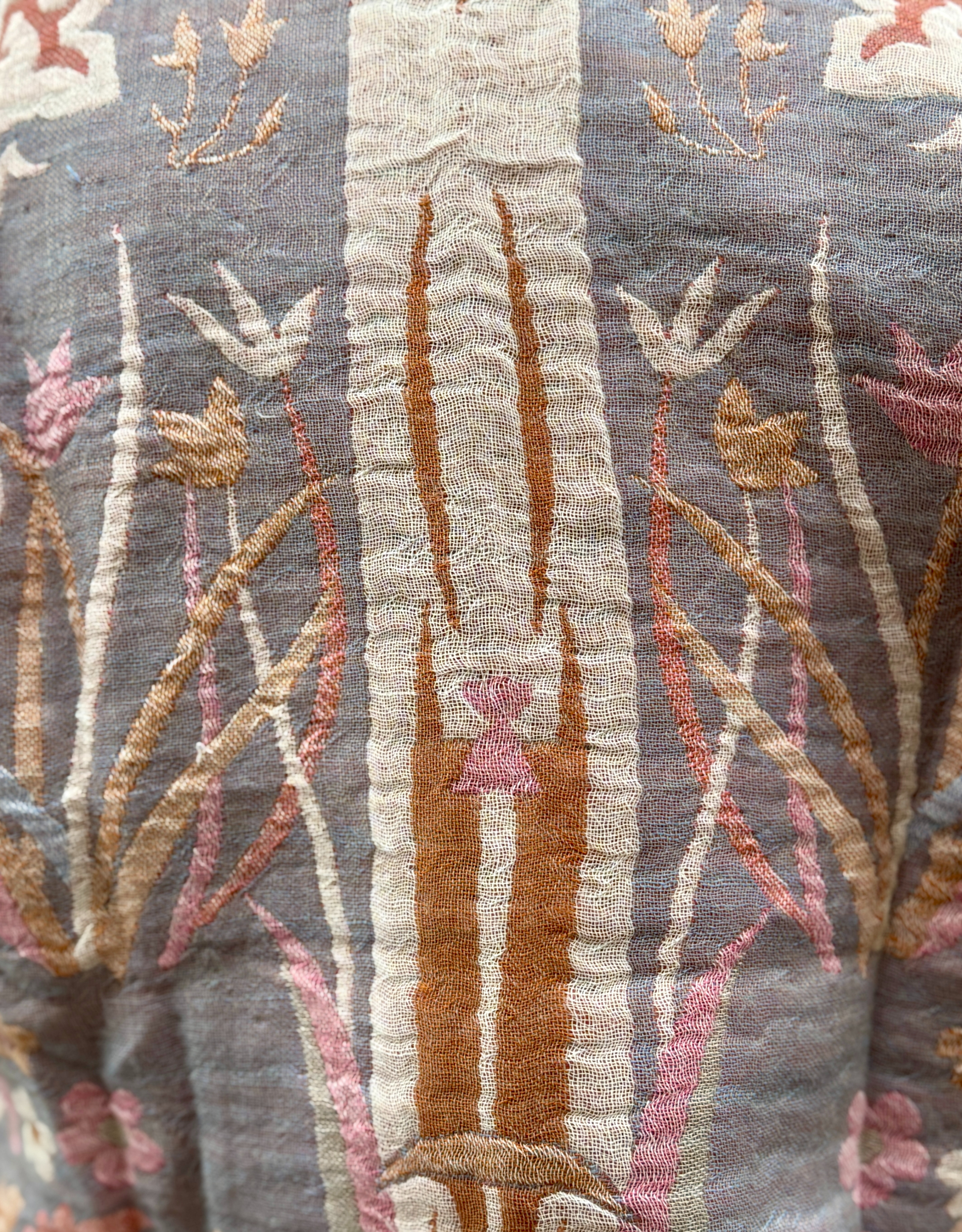 Détail du dos de la Veste Vira Micasasté montrant les broderies artisanales et la laine colorée.