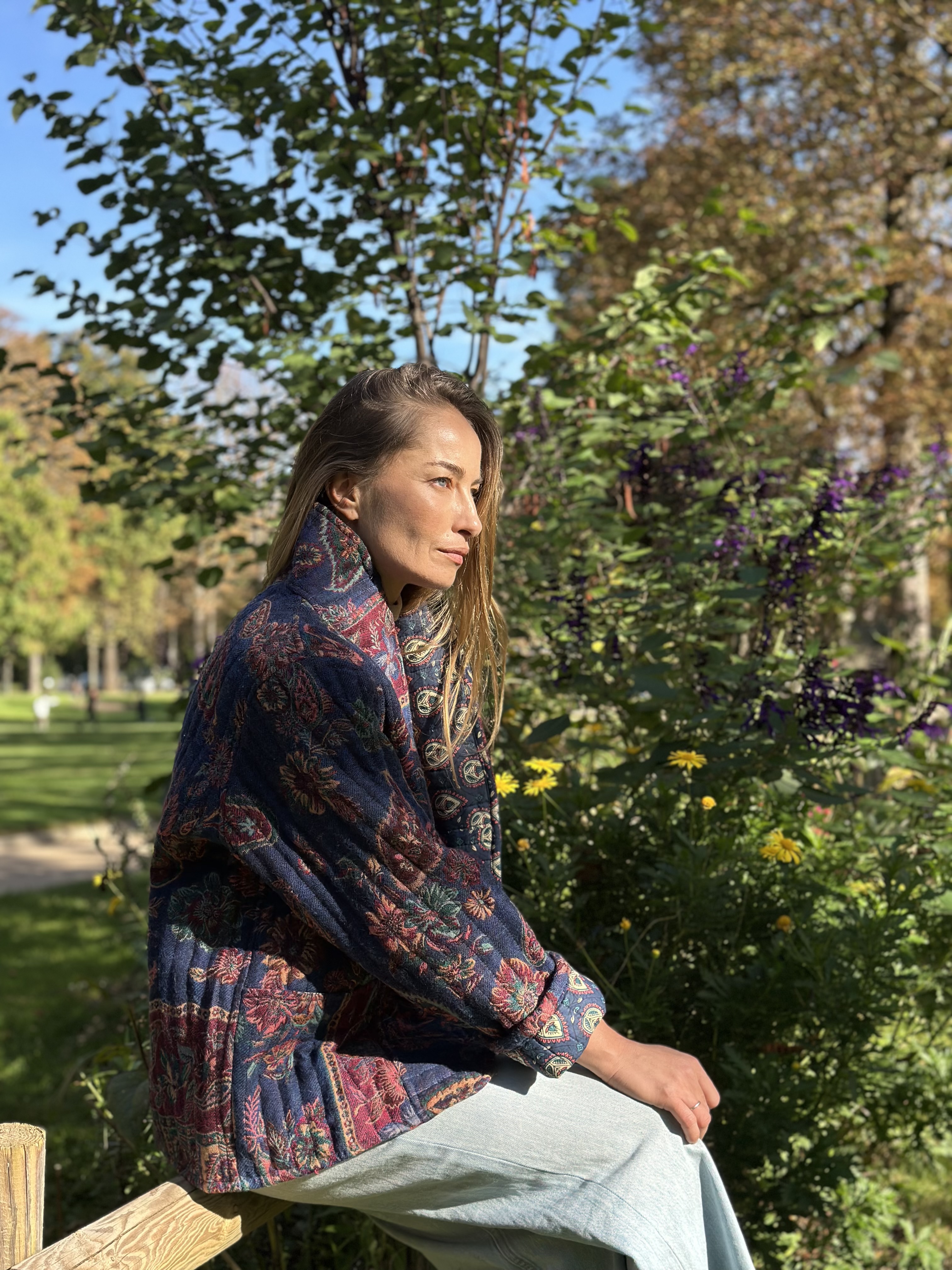 Veste en Laine Bleu portée par la mannequin Anya