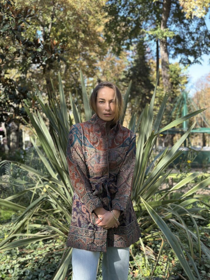 Gilet en laine portée par la mannequin Anya - Collection Automne Hiver 2025