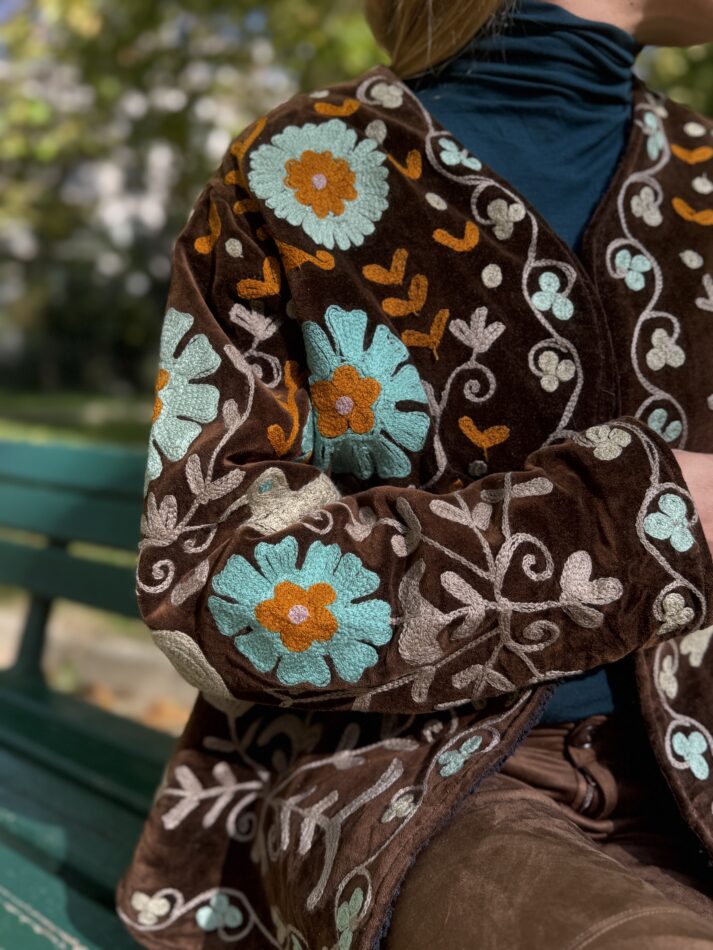 Veste fourrée Suzani Embrodery Velours - Sur fond Marron avec des imprimés bleu et orange. Fourré en tissu noir.