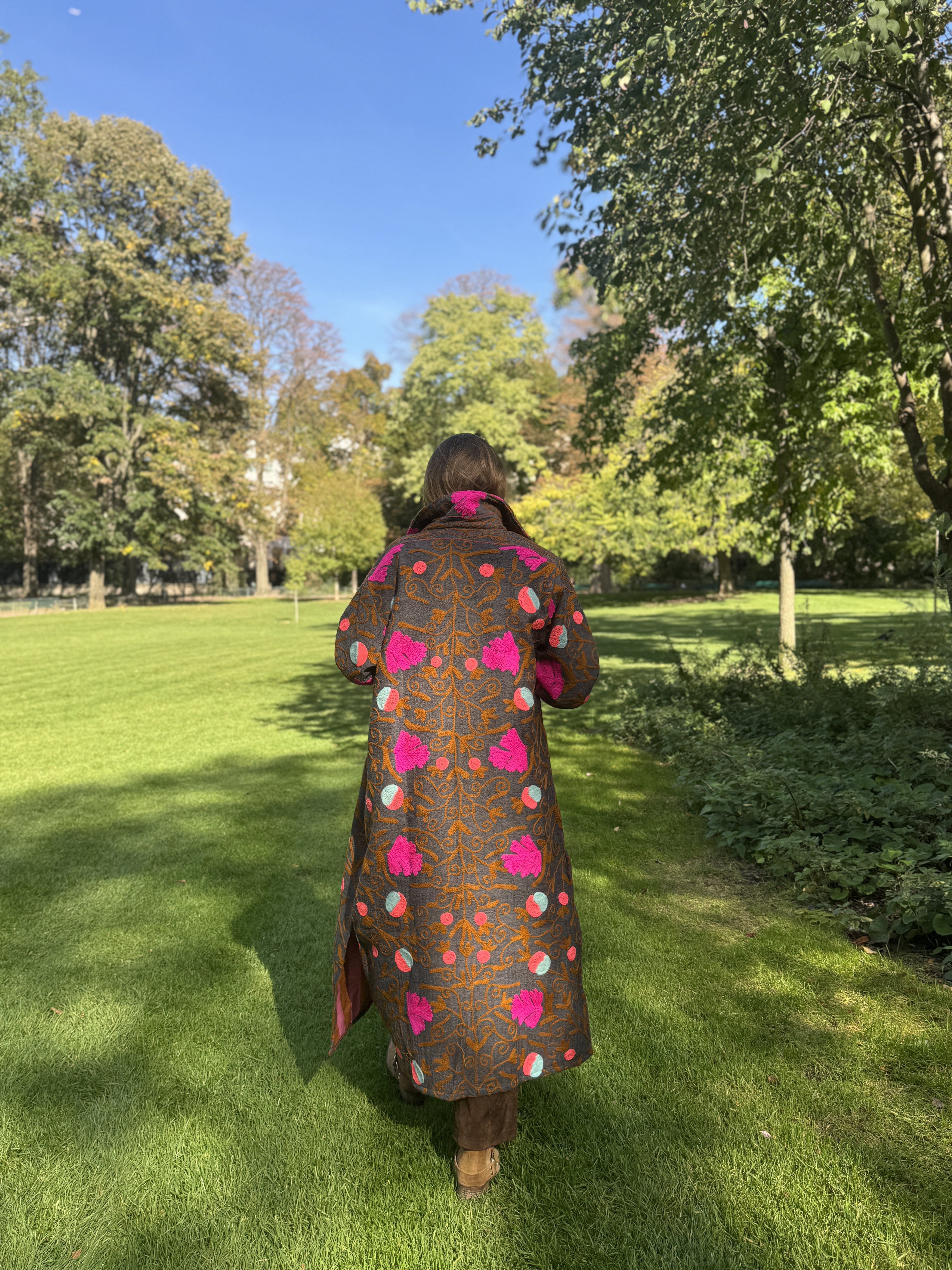 Manteau long Embrodery Velours porté par la mannequin Anya