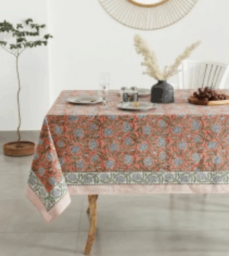 Nappe Jaali corail Micasasté 150x150 cm avec motifs floraux bleu, blanc, vert et marron, vue d’ensemble