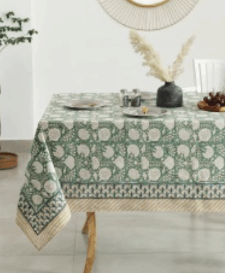 La nappe Pari de chez Micasasté, taille 150 x 150. Cette nappe avec des motifs floraux blancs sur fond vert apporte à votre intérieur chaleur, douceur et convivialité.
