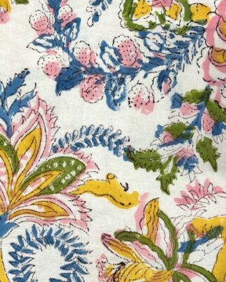 La nappe Tara de chez Micasasté apporte douceur à vos tables, ces couleurs rose, bleu, jaune et vert viennent illuminés vos repas. La nappe est un 150x150.