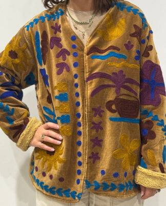 Veste Ameera vue de face, en velours camel brodée de motifs colorés.