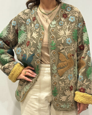 Veste Amira Micasasté en velours beige-gris, broderies colorées de fleurs et oiseaux, vue de face.