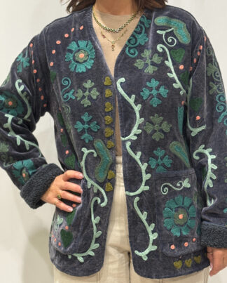 Veste Nalia Micasasté vue de face, en velours bleu-gris brodée de motifs colorés.