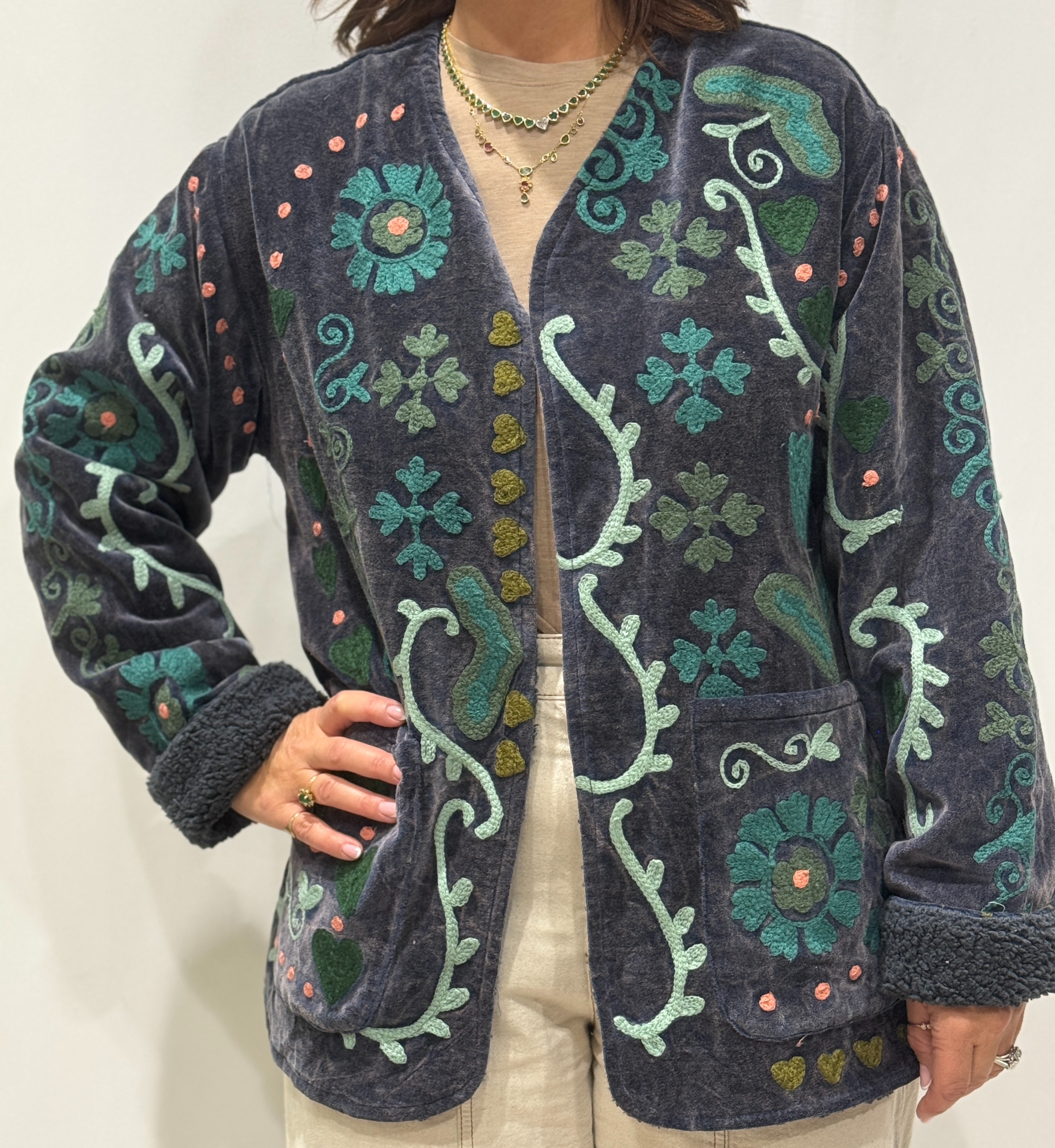 Veste Nalia Micasasté vue de face, en velours bleu-gris brodée de motifs colorés.