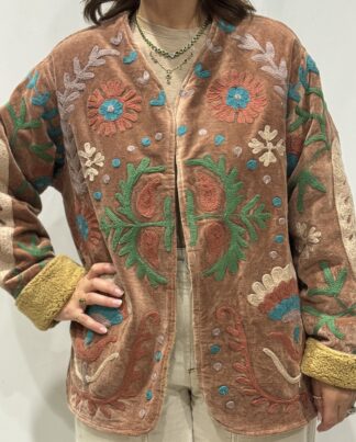 Veste Selina en velours marron, broderies colorées de fleurs et cœurs, vue de face.