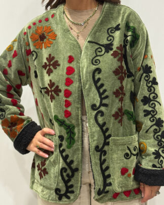 Veste Siona Micasasté vue de face, en velours kaki clair brodée de motifs colorés.