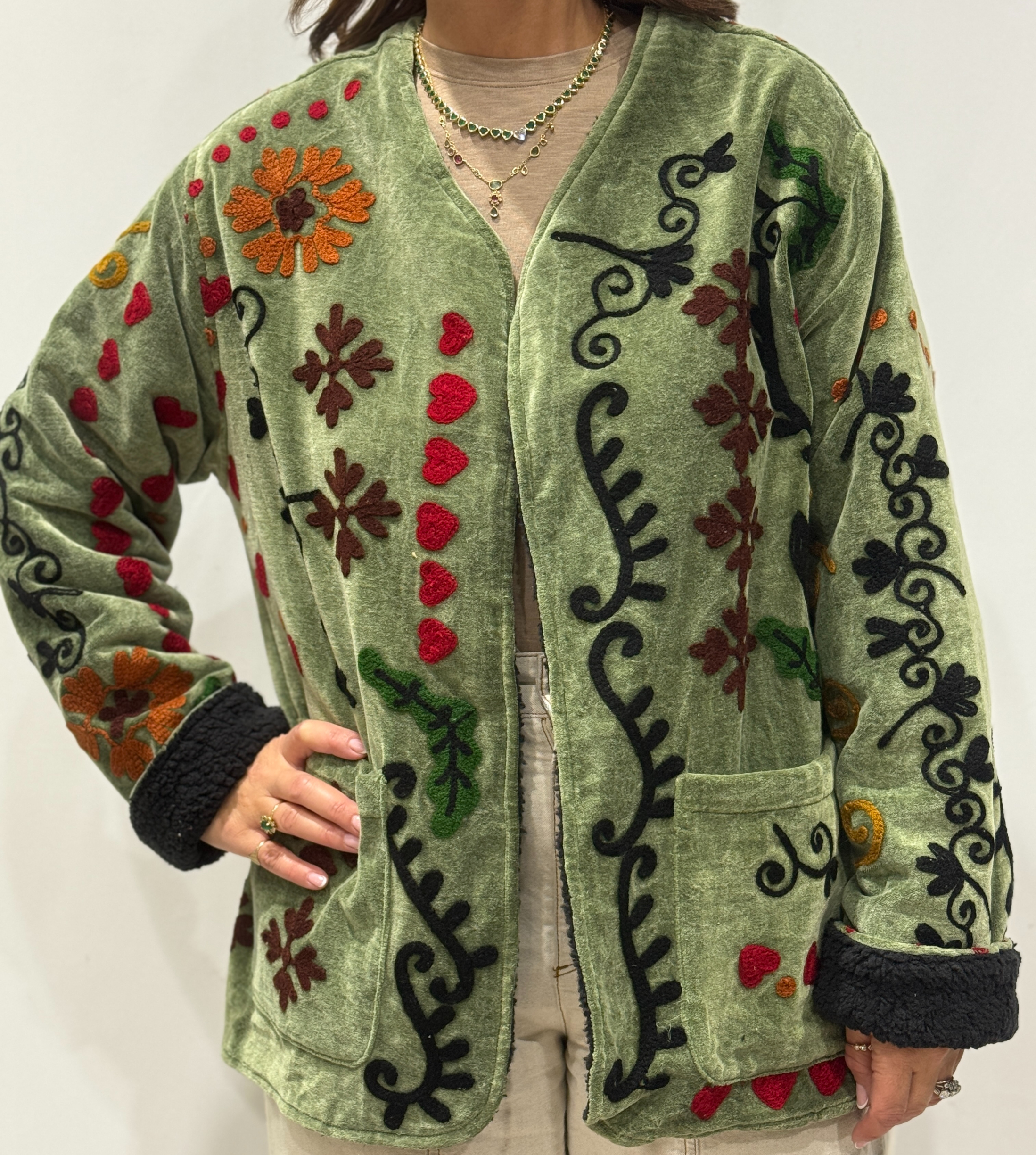 Veste Siona Micasasté vue de face, en velours kaki clair brodée de motifs colorés.