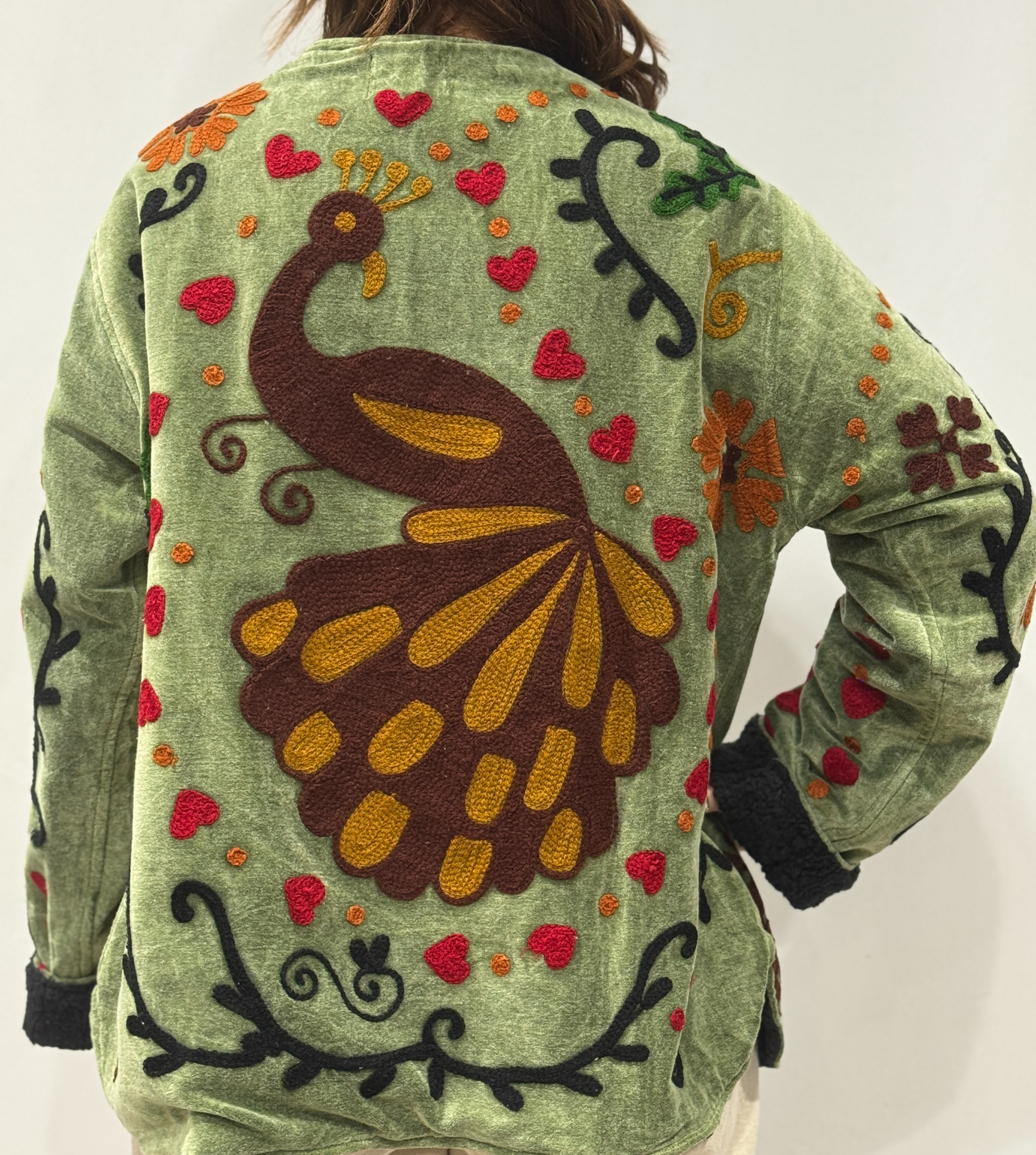 Veste Siona Micasasté vue de dos, avec un paon brodé entouré de cœurs rouges.