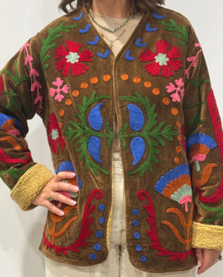 Veste Yalena en velours marron, broderies colorées de fleurs, vue de face.