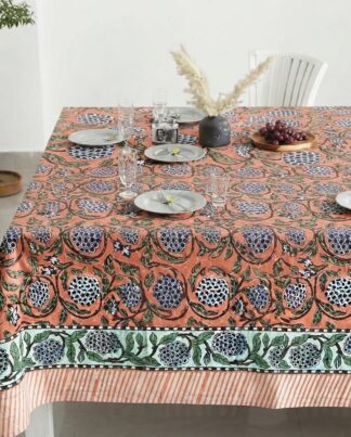 Nappe Jaali corail Micasasté 150x150 cm avec motifs floraux bleu, blanc, vert et marron, vue d’ensemble