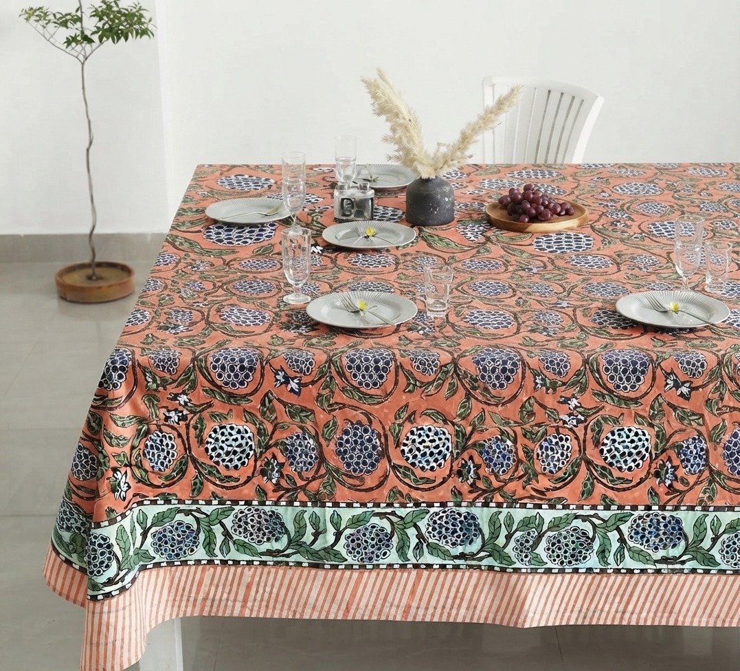 Nappe Jaali corail Micasasté 150x150 cm avec motifs floraux bleu, blanc, vert et marron, vue d’ensemble