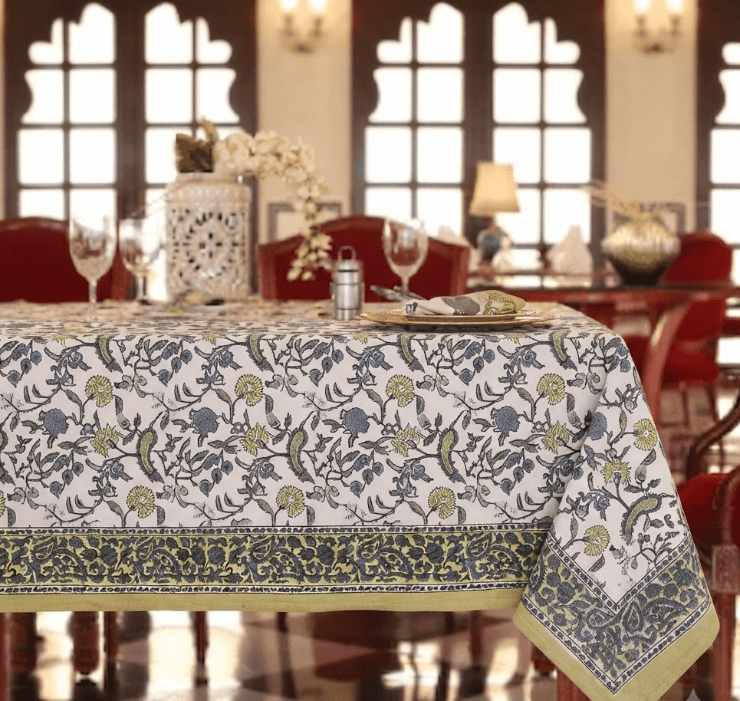 Nappe Indu, une nappe blanche avec des imprimés floraux de couleurs bleus et kakis.