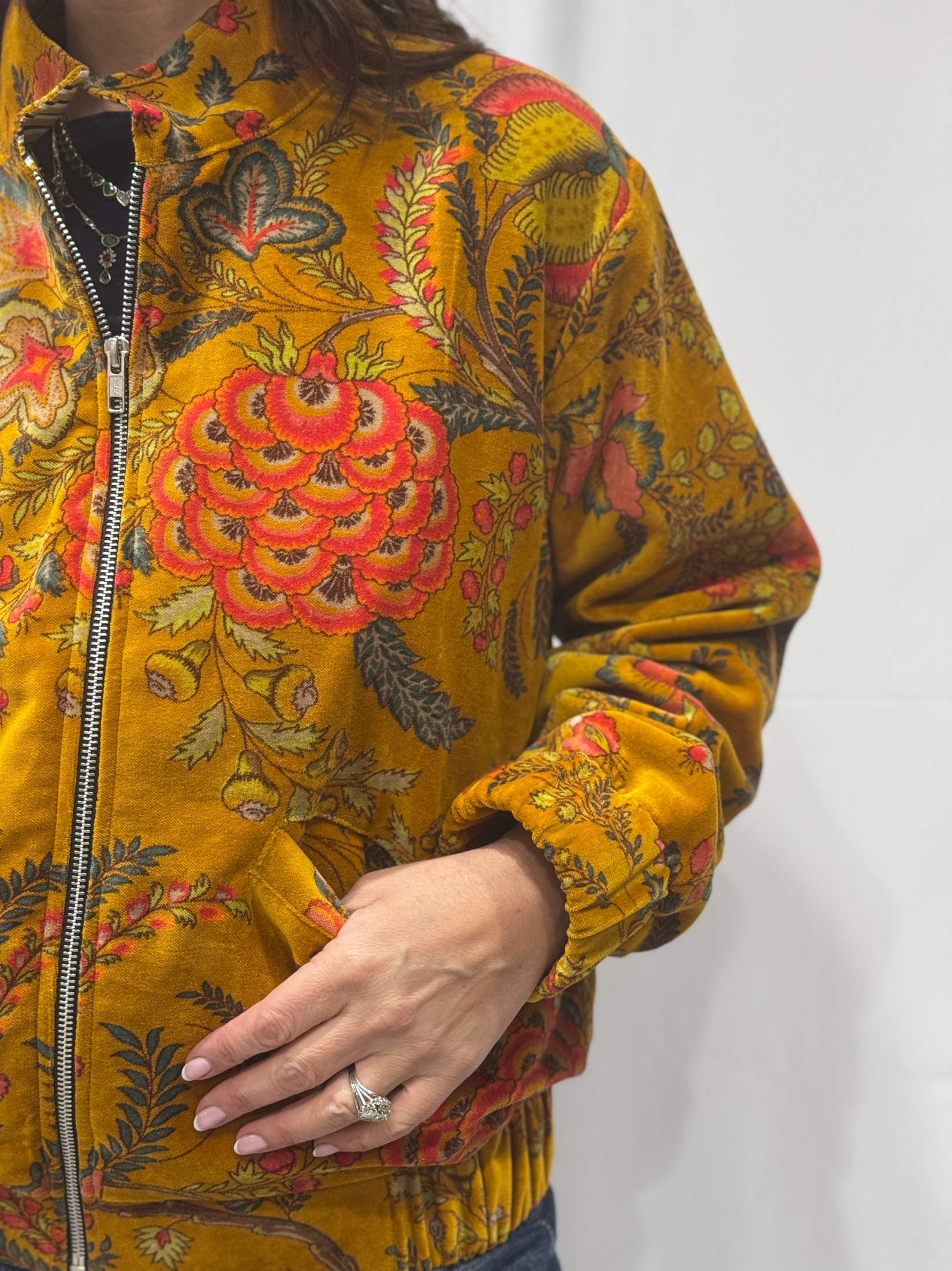 Blouson Nalina en velours jaune à imprimés floraux verts, rouges et oranges - modèle style bombers zippé avec poches, pièce unique