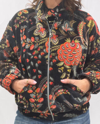 Blouson Naya en velours Noir, imprimés floraux rouges et verts. Une veste comportant deux poches
