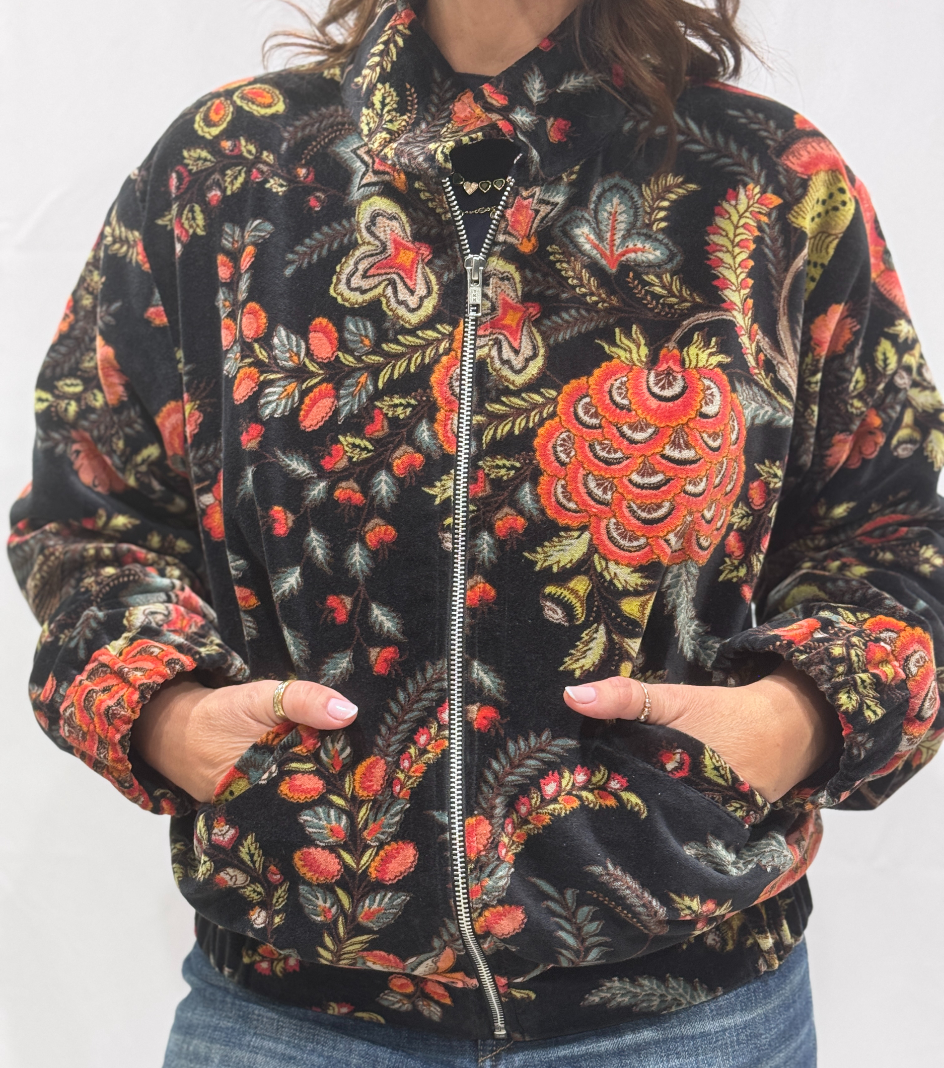 Blouson Naya en velours Noir, imprimés floraux rouges et verts. Une veste comportant deux poches