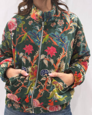Blouson Yalena en velours vert foncé à imprimés floraux multicolores - modèle style bombers zippé avec poches, pièce unique