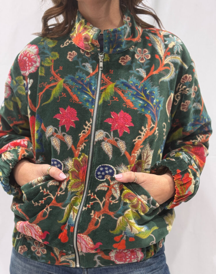 Blouson Yalena en velours vert foncé à imprimés floraux multicolores - modèle style bombers zippé avec poches, pièce unique