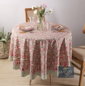 Nappe Aira, une nappe ronde de 150 cm. Une nappe aux imprimés fleuris et aux couleurs roses et verts