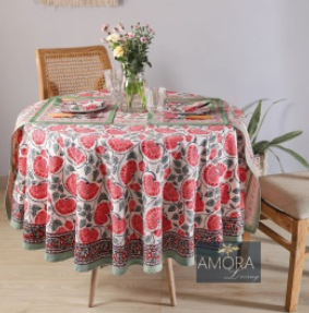 Nappe Anvika, une nappe ronde de 150 cm. Une nappe aux imprimés floraux sur fond blanc, avec des touches de rose et vert.