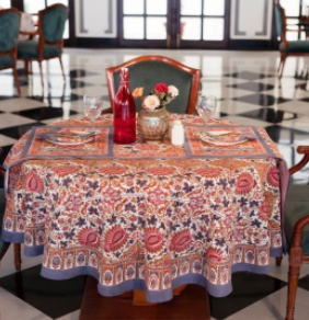 Nappe Delhi Floral, une nappe ronde 150 cm. Une nappe mauve, rose et blanche aux imprimés fleuries.