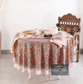 Nappe Jaali, une nappe ronde de 150 cm. Une nappe aux couleurs oranges avec des imprimés fleuris.