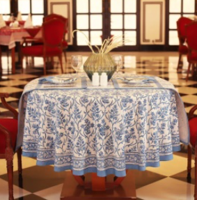 Nappe Jalika, une nappe ronde de 150 cm. Une nappe aux imprimés floraux bleus et blancs.
