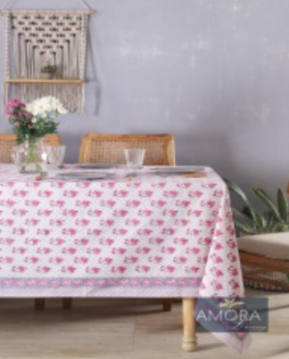 Nappe Jasmin, une nappe sur fond blanc imprimée de motifs floraux roses et violets.