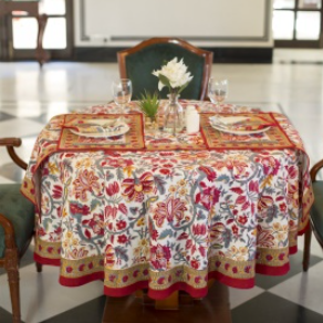 Nappe Lavanya, une nappe ronde 150. Une nappe aux couleurs rouges, oranges, bleus et aux imprimés fleuris.
