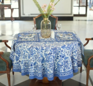 Nappe Nirali, une nappe ronde de 150 cm. Une nappe aux couleurs bleus et blanches et aux imprimés fleuries.