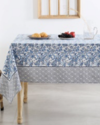 Nappe Padmina, une nappe blanche imprimée de motifs floraux dans les teintes de bleus.