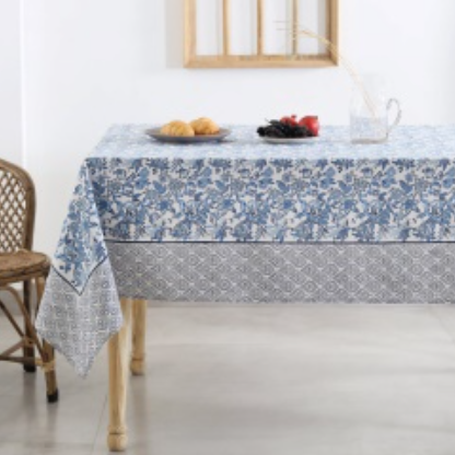 Nappe Padmina, une nappe blanche imprimée de motifs floraux dans les teintes de bleus.