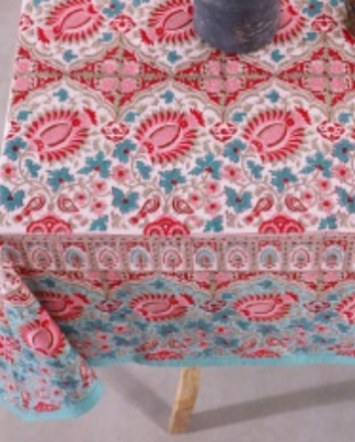 Nappe Zaya, une nappe 150 x 230. Sur fond blanc elle apporte une touche d'élégance avec ses motifs floraux de couleurs rouges, bleus, roses et verts.