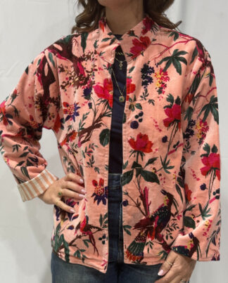 Veste Amira, une veste velours en rose poudré avec des imprimés floraux multicolores. Une pièce unique.
