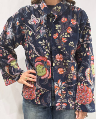 Veste Eshna, une veste en velours noir avec des imprimés floraux multicolores. Une pièce unique.