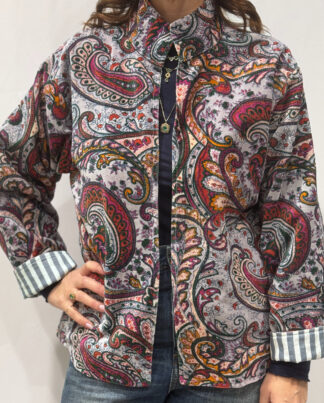 Veste Indra, une veste en velours gris clair avec des imprimés floraux multicolores. Une pièce unique.