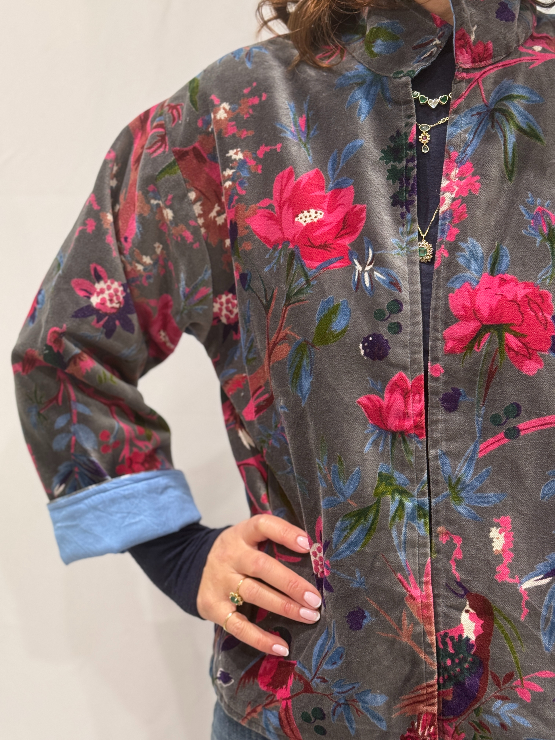 Veste Kaira en velours gris avec motifs floraux roses, mauves et bleus, vue de face