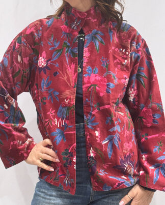 Veste Nalia, une veste en velours avec des imprimés floraux roses, bleus et verts.