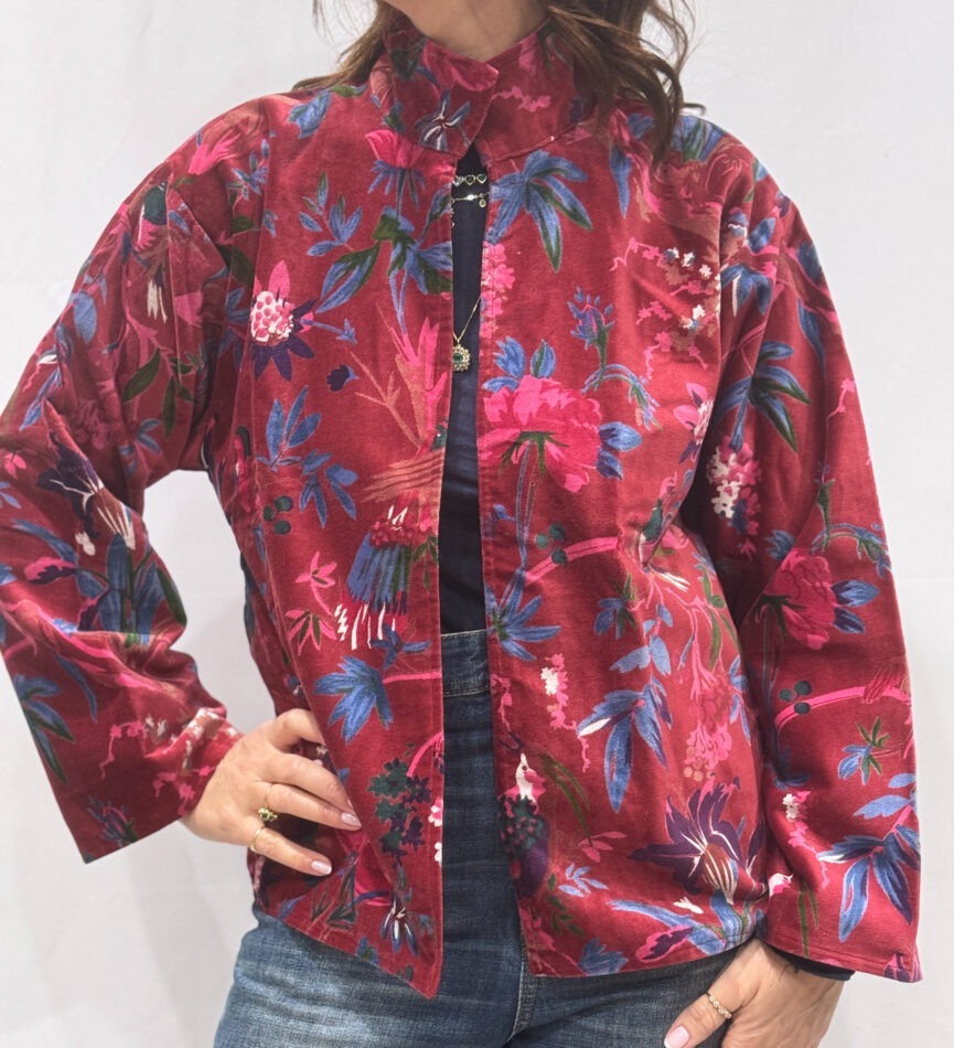 Veste Nalia, une veste en velours avec des imprimés floraux roses, bleus et verts.