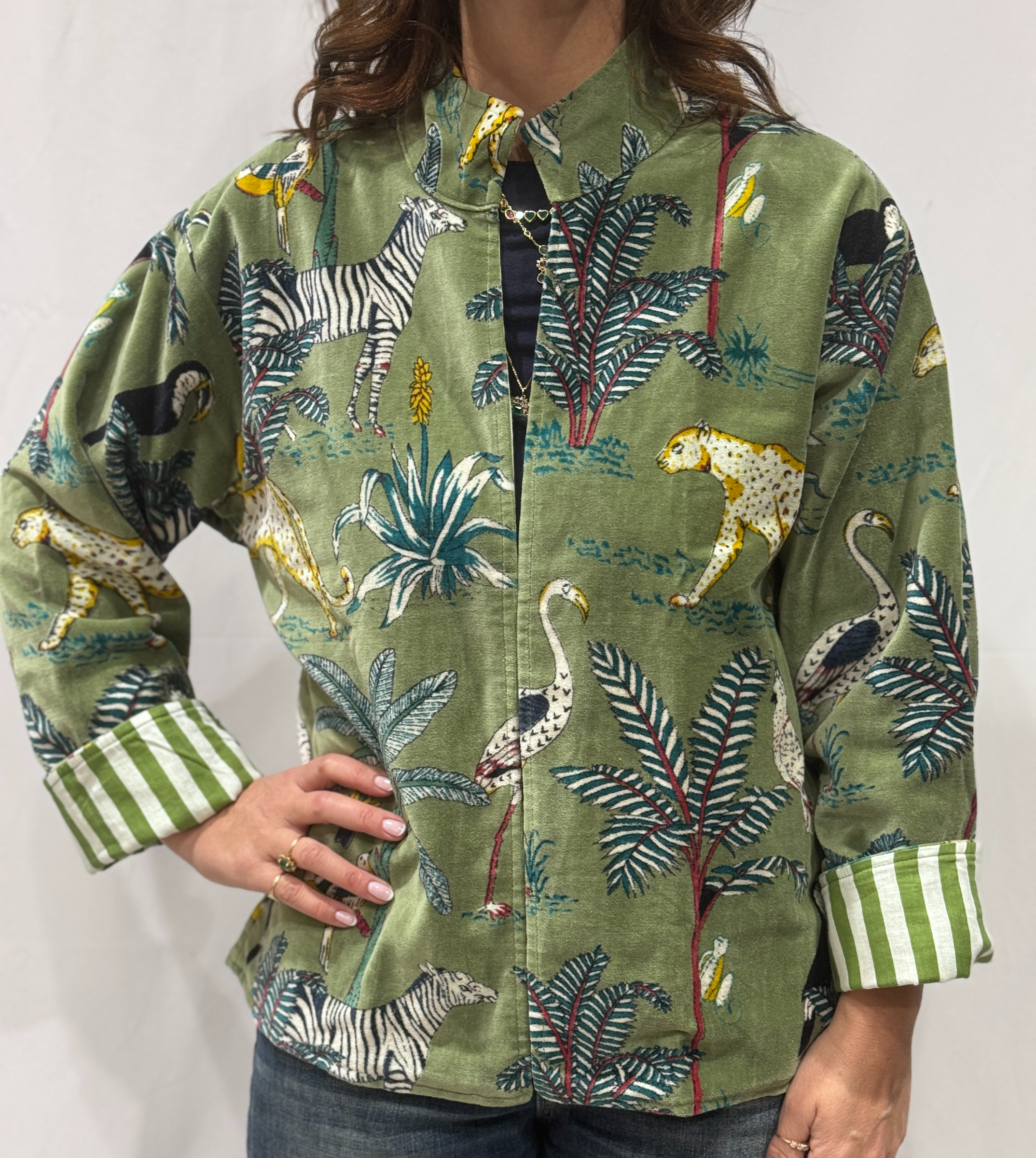Veste Raya, une veste en velours verte claire avec des imprimés jungles
