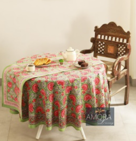 Nappe Riva, une nappe ronde de 150 cm. Une nappe verte avec des imprimés fleuris roses.