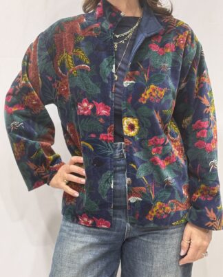 Veste Sahra en velours bleu marine imprimés floraux roses, verts et jaunes.