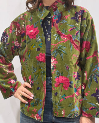 Veste Siona, une veste en velours verte, avec des imprimés floraux roses, mauves et marron. Une veste unique.