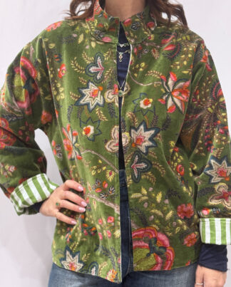 Veste Tavira, une veste en velours verte avec des motifs imprimés floraux de couleurs orange