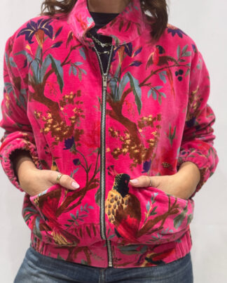 Blouson Luna en velours rose fuchsia à imprimés floraux et oiseaux marron, verts, mauves et beiges, modèle style bombers zippé avec poches, pièce unique.
